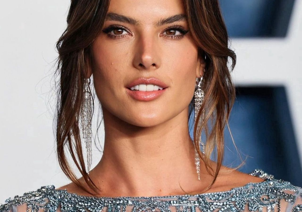 Alessandra Ambrosio uległa trendowi na "naked dress"