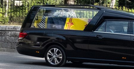 Księżniczka Anna podróżuje z trumną matki