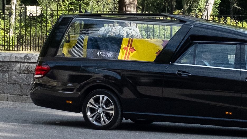 The hearse carrying the body of Queen Elizabeth II leaves the Balmoral estate on its way to Edinburgh, in Balmoral, Scotland, Britain, 11 September 2022. Britain's Queen Elizabeth II died at her Scottish estate on 08 September. The late queen will lie in state for 24 hours at St Giles' Cathedral in Edinburgh. EPA/PAUL REID BEST QUALITY AVAILABLE Dostawca: PAP/EPA.