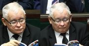 Podczas ważnego głosowania Jarosław Kaczyński czyta... "ATLAS KOTÓW" (FOTO)