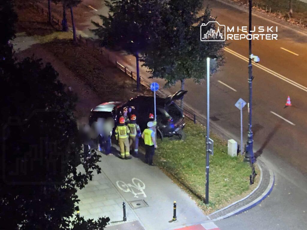 Warszawa: 19-latek w Mercedesie bez uprawnień i pod wpływem środków odurzających zderzył się z autobusem w Al. Ujazdowskich