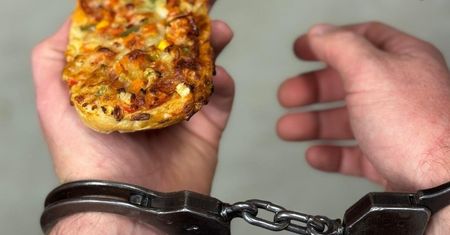Zadzwonił na policję, bo zapiekanka była zimna. Odsiedzi dwa lata