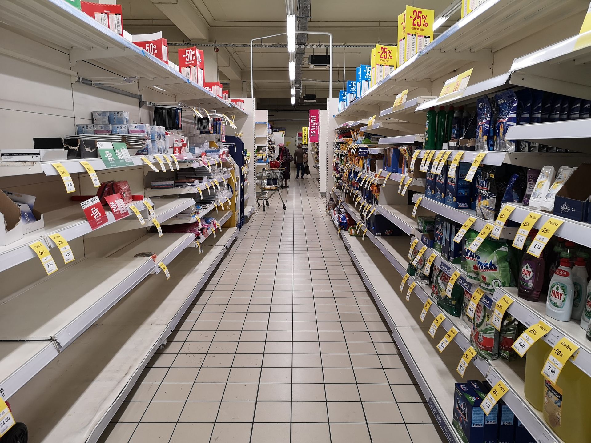Zamykany sklep Tesco, Warszawa, ul. Młynarska
