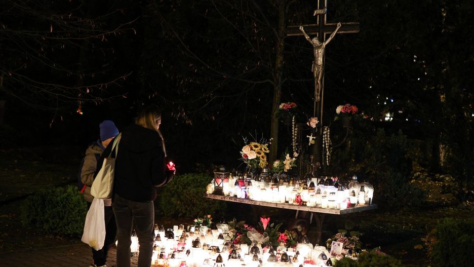 Cmentarz Podgórski wieczór przed dniem Wszystkich Świętych