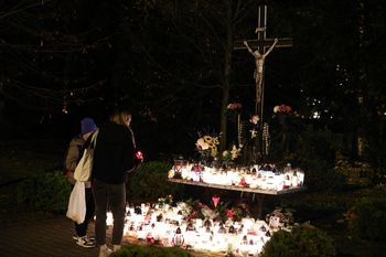 Kraków: Wieczór światła. Pierwsze znicze zapłonęły na nekropoliach