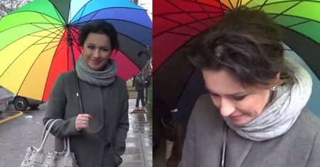 Tadla z kolorową parasolką na charytatywnym obiedzie