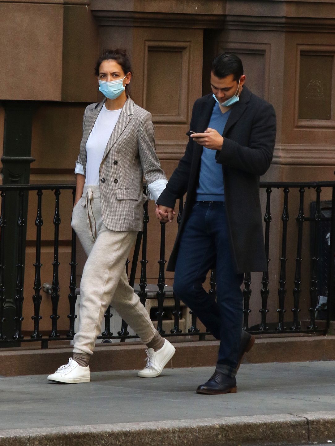 Katie Holmes spaceruje z nowym ukochanym