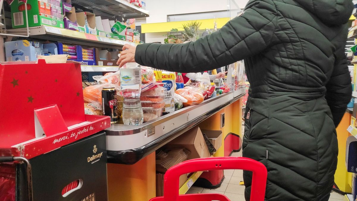 reporter_baza_2022-01
02.01.2022 Lodz. Zakupy w Biedronce. Drastyczna podwyzka cen artykulow spozywczych.    Fot. Tadeusz Wypych/REPORTER
Tadeusz Wypych/REPORTER