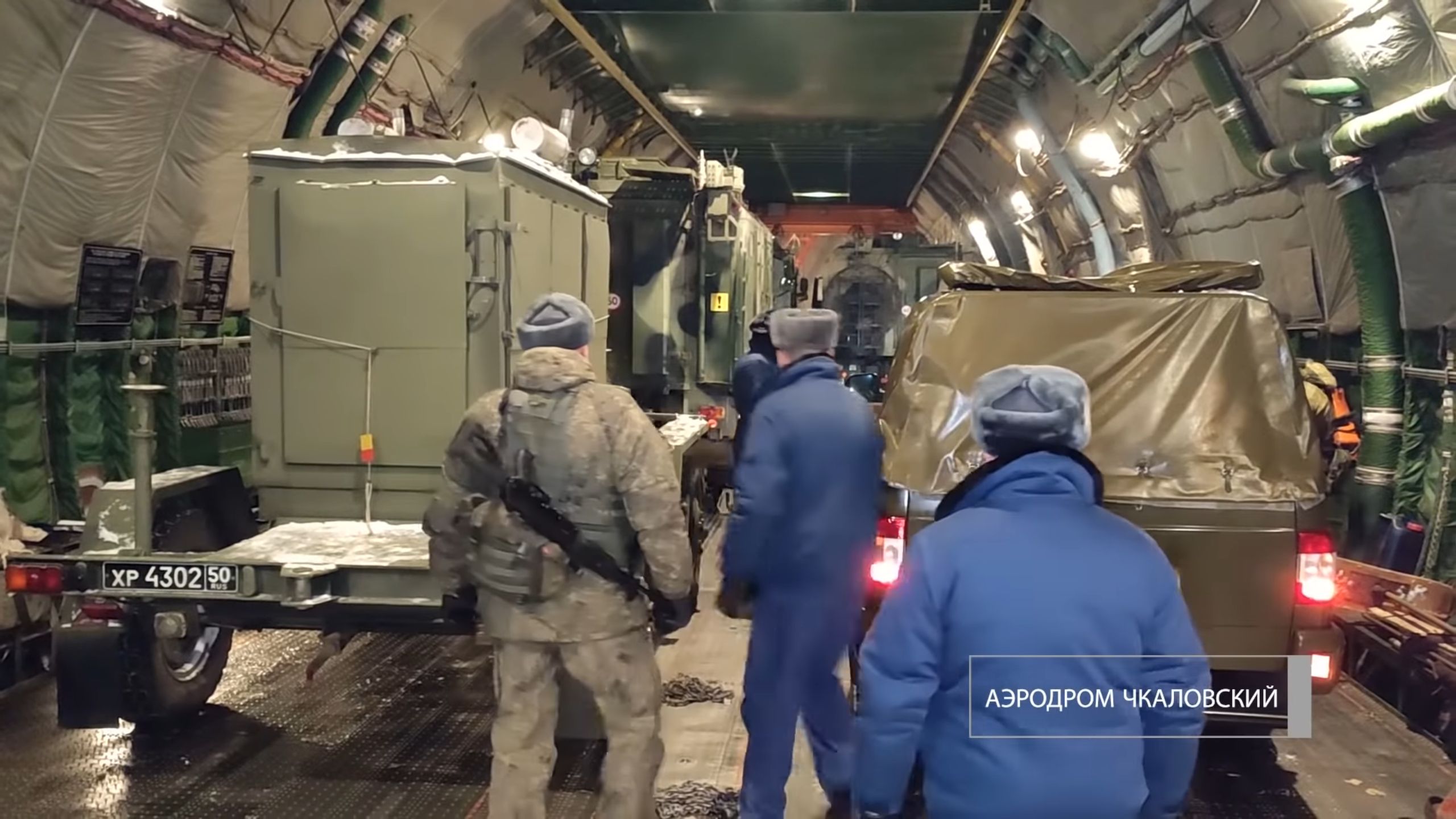 Załadunek sprzętu na podkład samolotów transportowych