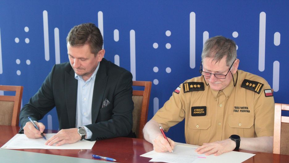 PODPISANIE UMOWY ZE STRAŻAKAMI