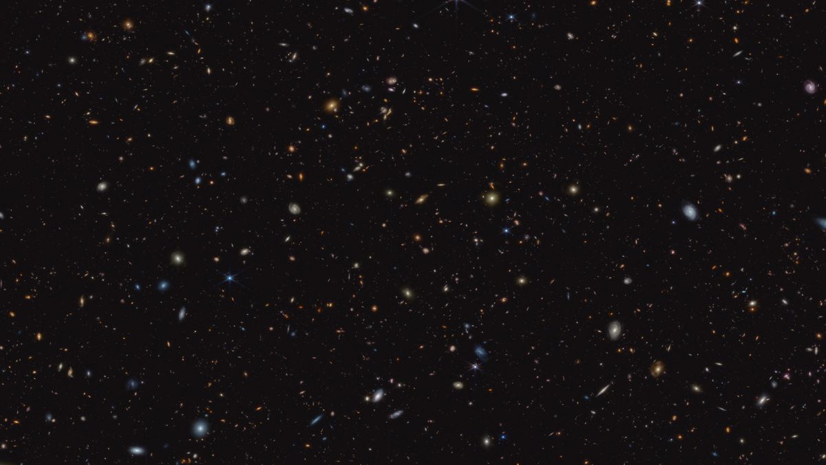 Kosmiczny Teleskop Jamesa Webaa bada obszar nieba GOODS-South, w którym można zlokalizowac nawet 45 tys. galaktyk, w tym takie, które powstały mniej niż 600 mln lat po wielkim wybuchu.