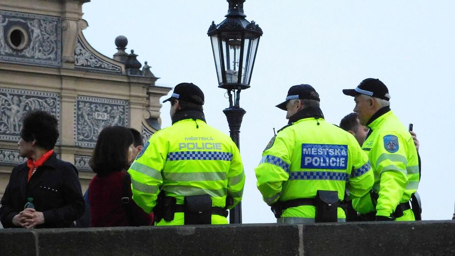 Policja na Moście Karola