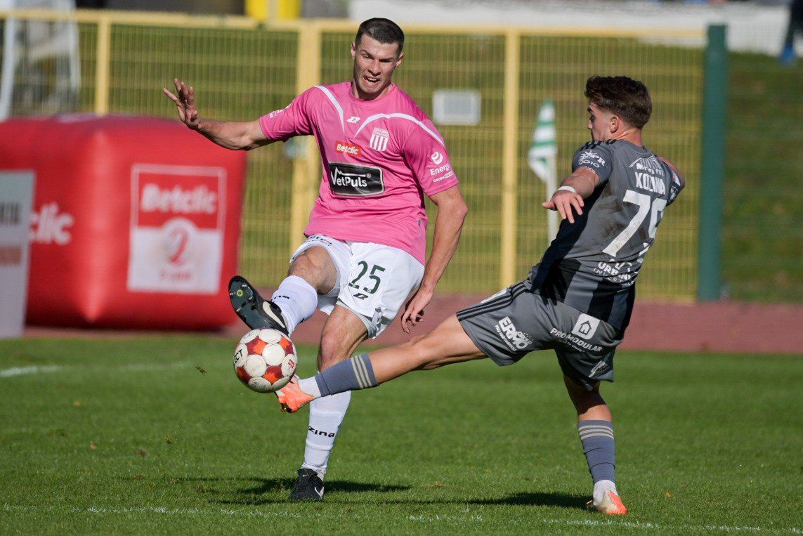 Olimpia Grudziądz pokonała 2:1 Chojniczankę Chojnice i nadal jest liderem Betclic 2. Ligi. 