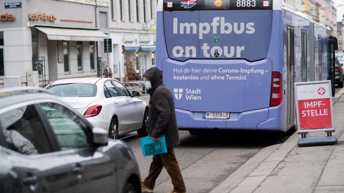 Obowiązek szczepień dotyczy  wszystkich osób mieszkających w Austrii, które ukończyły 18 lat.