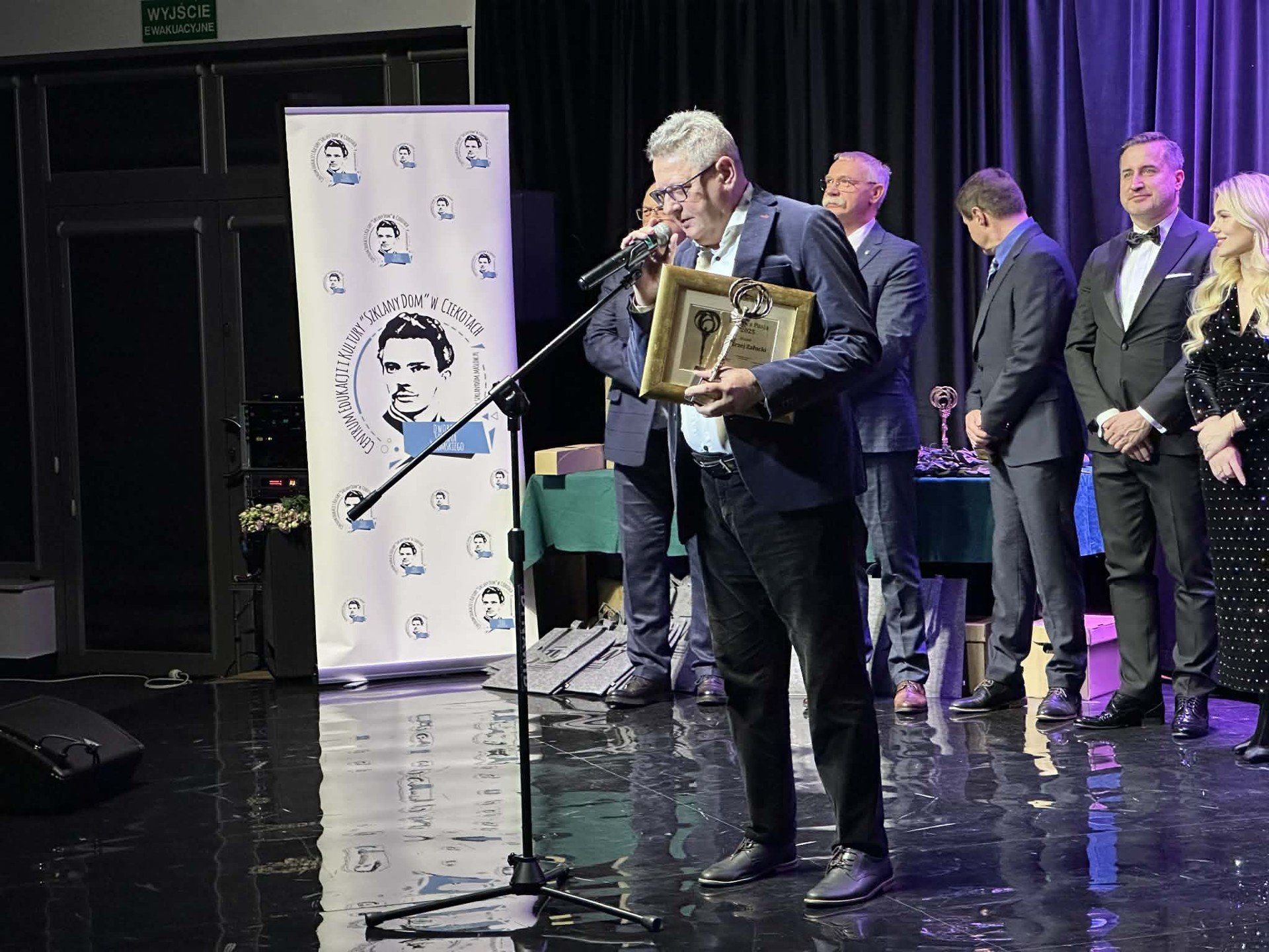 Specjalista od przywództwa, były redaktor naczelny &#34;Echa Dnia&#34;, współautor książek o rozwoju osobistym i współtwórca spółki Billion Dollar Enterprises.