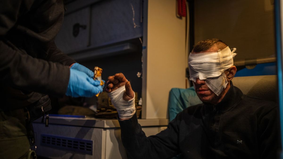 Donieck. Ranny żołnierz otrzymuje pomoc. Zdjęcie ilustracyjne