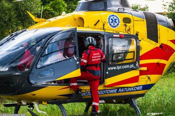 Czołówka z autobusem. Interweniował śmigłowiec LPR