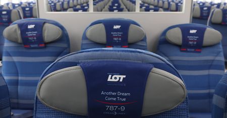 Kontrakty wypierają etaty w PLL LOT. Trzy razy więcej stewardess na B2B niż umowach o pracę