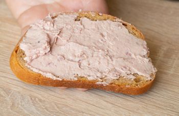 Polacy się zajadają. Przestaniesz, gdy dowiesz się, co jest w środku