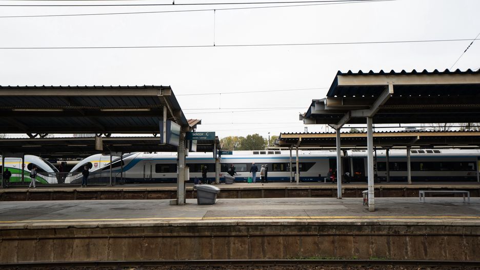 pociąg dworzec peron transport kolej