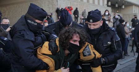 Mama zatrzymanego przez policję 17-latka: "Nasi znajomi pytali, czy te zdjęcia na pewno są z Polski"