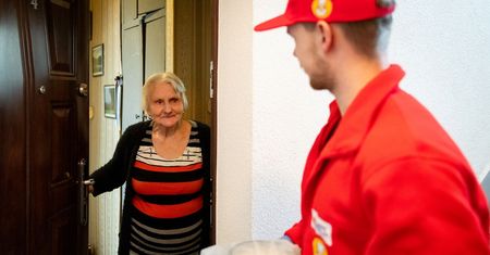 Kurier, który liczy się bardziej niż obiad. Nowe badanie Fundacji Biedronki wśród seniorów