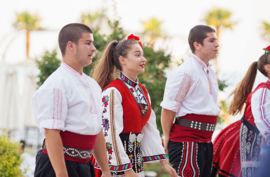 Młodzi Bułgarzy w tradycyjnych strojach