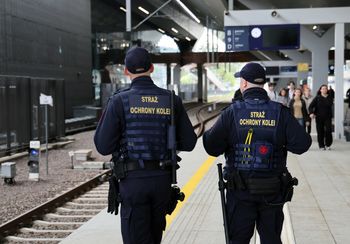 Nowe uprawnienia Straży Ochrony Kolei. Projekt mówi m.in. o broni palnej
