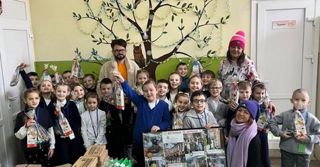 Jakub Tylman odwiedził ukraińską szkołę. "Dzieci nie zdejmują kurtek"