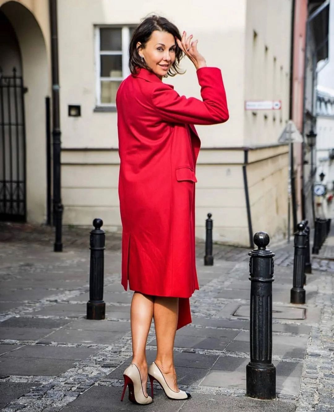 Anna Popek w klasycznym płaszczu w kolorze czerwieni