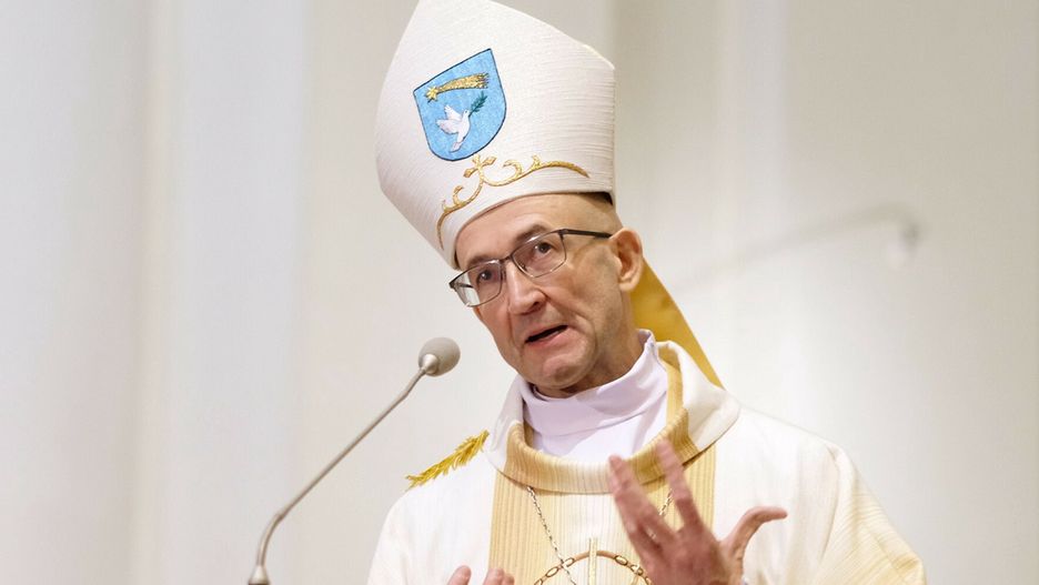 Arcybiskup przeprasza po seksskandalu na plebanii. "Każdą i każdego"