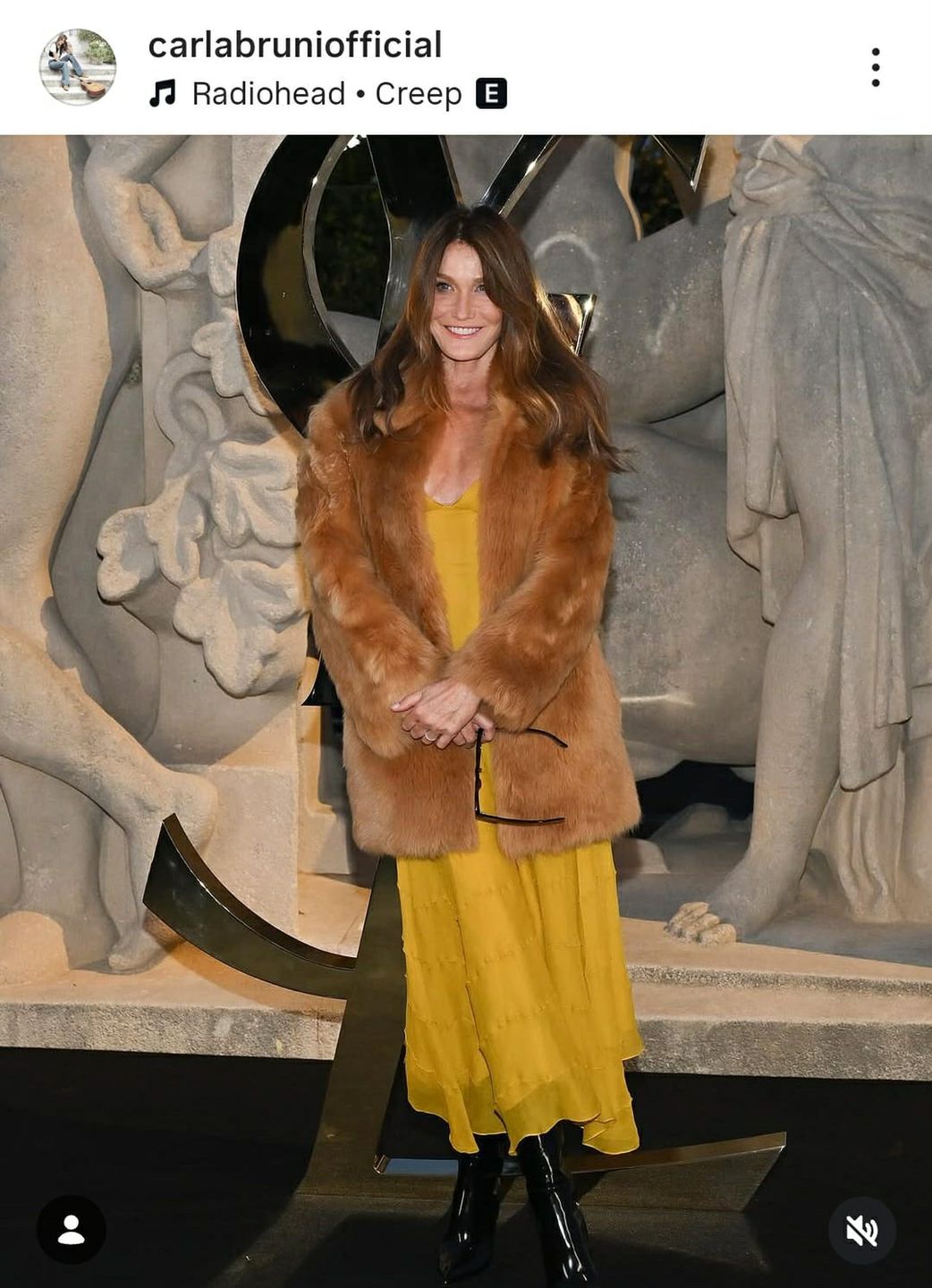 Carla Bruni w jasnym futrze 