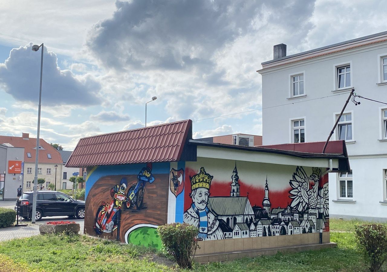 Król Leszczyński w klubowym szaliku Unii Leszno. Nowe graffiti przy ulicy Dąbrowskiego w Lesznie