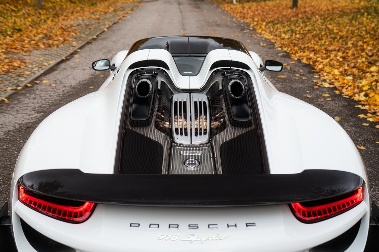 Porsche 918 Spyder vs Porsche 911 Carrera 4 GTS (2025)