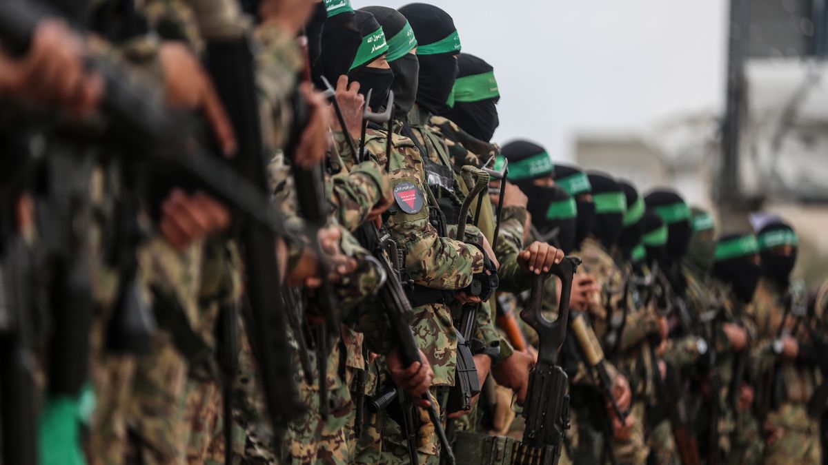 RAFAH, GAZA - FEBRUARY 22: Al-Qassam Brigades, the military wing of Hamas, take security measures as they hand over on Saturday two Israeli hostages to the International Committee of the Red Cross (ICRC) as part of the seventh exchange under the Jan. 19 ceasefire deal in Rafah, southern Gaza, on February 22, 2025. The two Israeli hostages freed were Tal Shoham, an operative in the Israeli intelligence agency Mossad, and Avera Mengistu, who was captured in 2014 under mysterious circumstances when he entered Gaza. (Photo by Ali Jadallah/Anadolu via Getty Images)