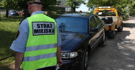 W sobotę parkujesz, w poniedziałek odholują auto – jak firmy carsharingowe podchodzą do czasowych ograniczeń postoju