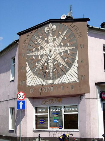 Jędrzejów: Słynna kamienica pod zegarem  po remoncie