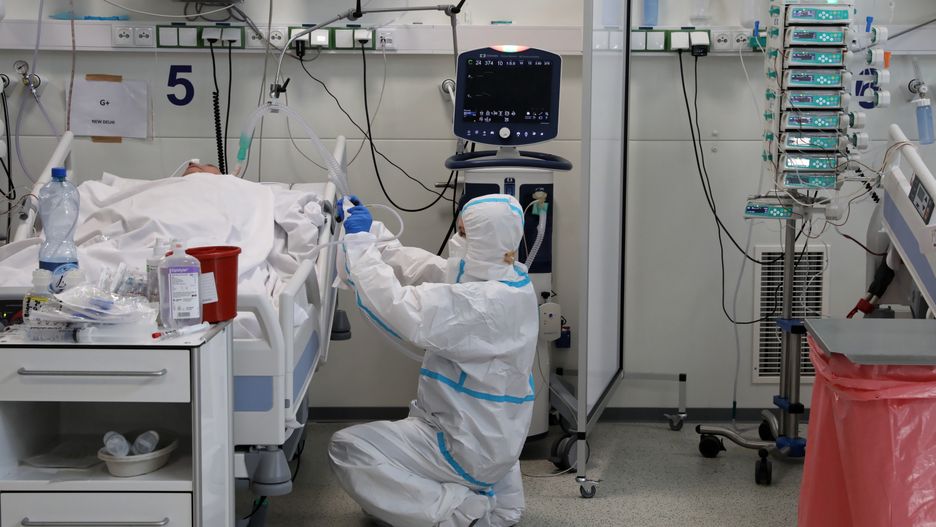 Warszawa, 22.04.2021. Koronawirus w Polsce. Personel medyczny oraz pacjenci z koronawirusem na oddziale intensywnej terapii OIT Szpitala Modułowego Wojskowego Instytutu Medycznego w Warszawie, 22 bm.  (kf) PAP/Leszek Szymański