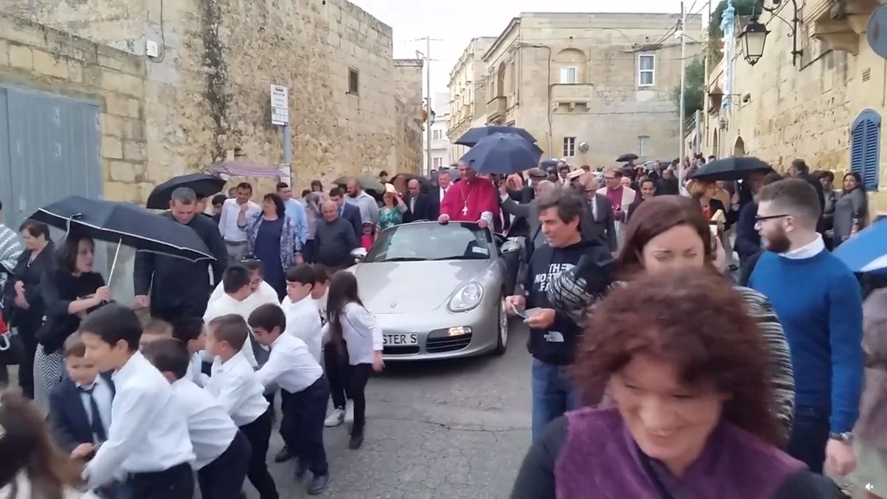 Maltański ksiądz zrobił powóz z porsche. Auto ciągnęły dzieci