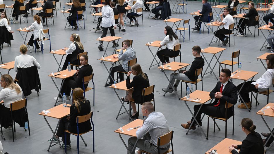 Police, 07.05.2024. Egzamin maturalny z j�zyka polskiego w Zespole Szk� im. Ignacego �ukasiewicza w Policach, 7 bm. Tegoroczni absolwenci lice�w og�lnokszta�c�cych, technik�w i szk� bran�owych II stopnia przyst�pili o godzinie 9.00 do obowi�zkowego pisemnego egzaminu z j�zyka polskiego na poziomie podstawowym. (doro) PAP/Marcin Bielecki
Marcin Bielecki
edukacja, egzamin, j�zyk, liceum, matura, matury, nauka, polski, polskiego, poziom podstawowy, sala egzaminacyjna, sala maturalna, szko�a, zdawanie