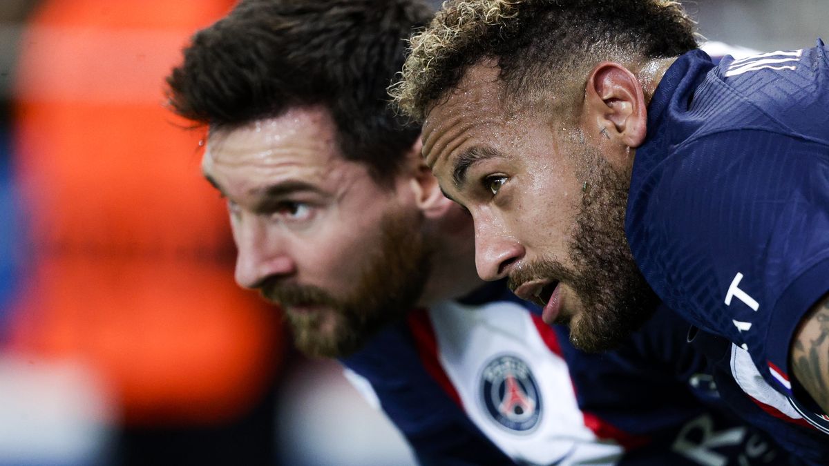 PARIS, FRANCE - OCTOBER 25: (L-R) Lionel Messi of Paris Saint Germain, Neymar Jr of Paris Saint Germain during the UEFA Champions League  match between Paris Saint Germain v Maccabi Haifa at the Parc des Princes on October 25, 2022 in Paris France (Photo by David S. Bustamante/Soccrates/Getty Images)