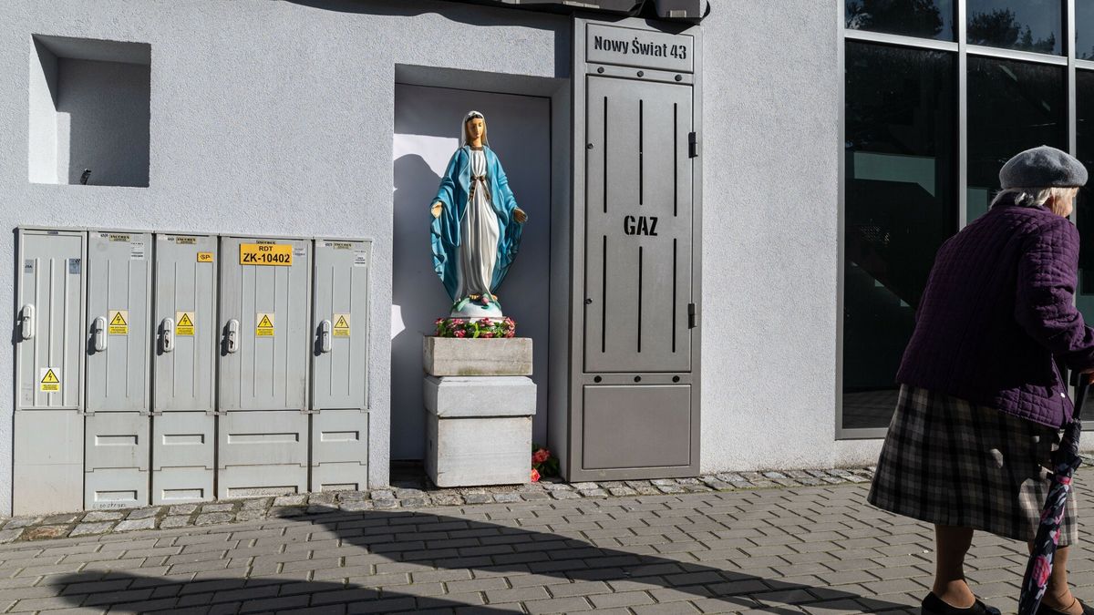 Wyremontowana kapliczka w Tarnowie10.03.2023 Tarnow Kapliczka z figurka Matki Boskiej przy ulicy Nowy Swiat po remoncie.fot.Tadeusz Koniarz/REPORTER *** Local Caption *** internet 100%Tadeusz Koniarz/REPORTER