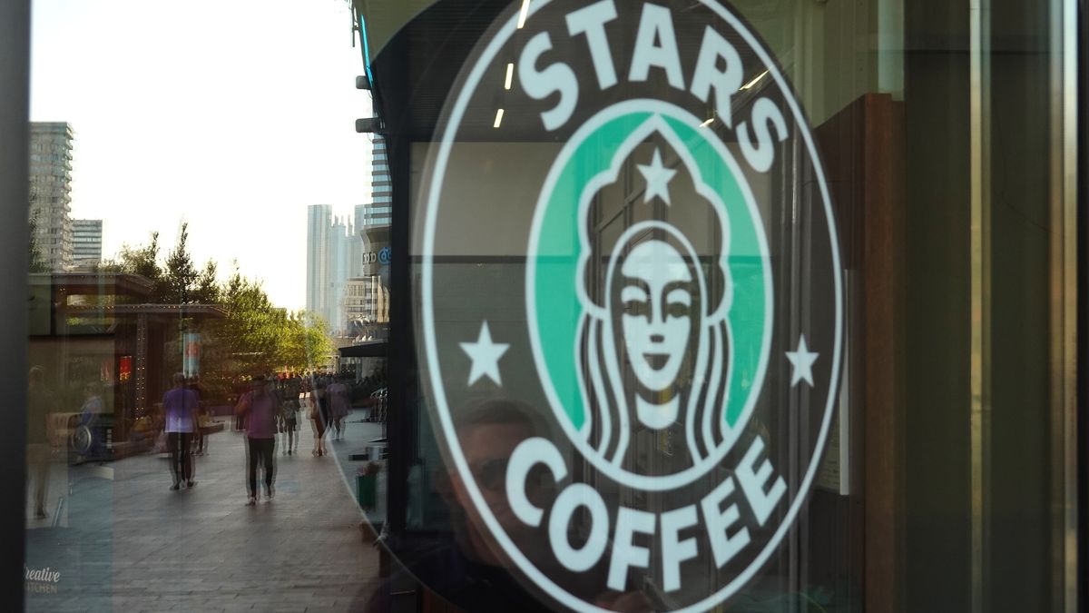 A logo is seen on the window of a newly-opened Stars Coffee, a chain opening in former Starbucks coffee shops in Russia, on Novy Arbat street, in Moscow, Russia, 18 August 2022. Starbucks suspended its operations in Russia as the result of sanctions imposed by the West on Russia in response to what the Russian President declared a 'special military operation' in Ukraine. In May, the American coffee chain Starbucks decided to leave Russia completely and sell its Russian business. EPA/MAXIM SHIPENKOV Dostawca: PAP/EPA.