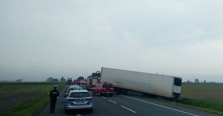 Łódzkie. Śmiertelny wypadek. Osobówka i dwa tiry
