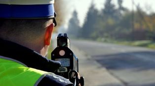 Kierowca bez uprawnień wpadł, bo ostrzegał innych światłami. Mrugnął też do policjantów