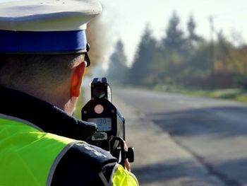 Kierowca bez uprawnień wpadł, bo ostrzegał innych światłami. Mrugnął też do policjantów