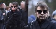 Pogrzeb Emiliana Kamińskiego. Justyna Sieńczyłło niesie na rękach ukochanego pupila aktora (ZDJĘCIA)