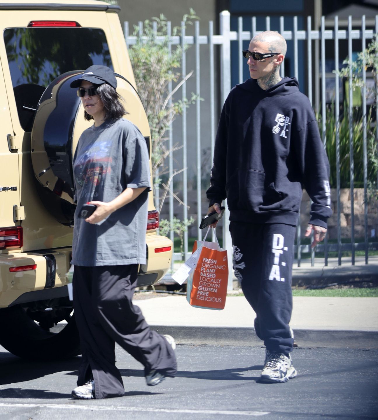 Kourtney Kardashian idzie do sklepu z Travisem Barkerem