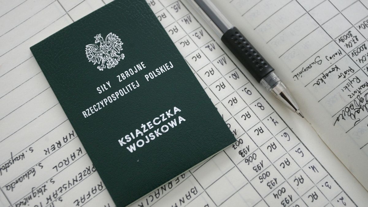 Reporter Poland 2010
09.02.2010 Warszawa Kwalifikacja wojskowa Na terenie calego kraju trwa weryfikacja mlodych ludzi pod katem predyspozycji dla potrzeb czynnej sluzby wojskowej 
n/z ksiazeczka wojskowa 
fot. Stefan Maszewski/REPORTER
Maszewski/REPORTER