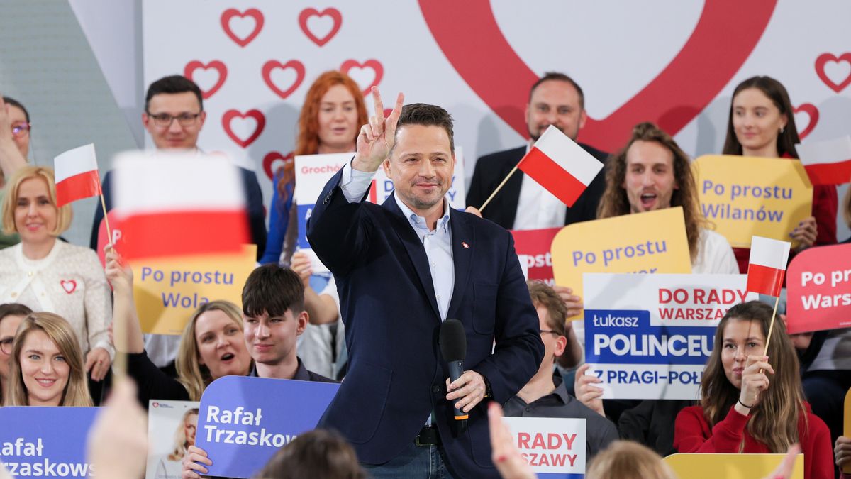 Warszawa, 05.04.2024. Kampania samorządowa 2024. Prezydent m.st. Warszawy, ubiegający się o reelekcję w wyborach samorządowych Rafał Trzaskowski (C) podczas konwencji wyborczej Koalicji Obywatelskiej w Hali Sportowej Siennicka - OSiR Praga Południe w Warszawie, 5 bm. (amb) PAP/Paweł Supernak